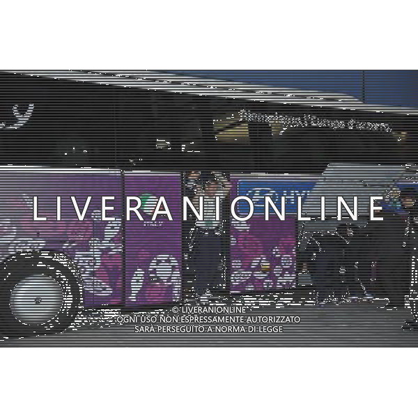 GDANSK 10.06.2012 REPREZENTACJA WLOCH PRZYJECHALA NA LOTNISKO W GDANSKU PO MECZU Z HISZPANIA W RAMACH EURO2012 NA LOTNISKU PO PRZEJSCIU ZA BRAMKE GIANLUIGI BUFFON ZOSTAL PRZESZUKANY N Z ANTONIO CASSANO MARCIN GADOMSKI/NEWSPIX.PL GDANSK 10.06.2012 THE ITALIAN NATIONAL TEAM CAME TO THE AIRPORT IN GDANSK AFTER THE MATCH WITH SPAIN --- Newspix.pl ITALIA CALCIO DI RITORNO IN AEREOPORTO DOPO LA SFIDA CON LA SPAGNA *** Local Caption *** .