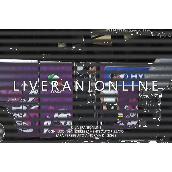 GDANSK 10.06.2012 REPREZENTACJA WLOCH PRZYJECHALA NA LOTNISKO W GDANSKU PO MECZU Z HISZPANIA W RAMACH EURO2012 NA LOTNISKU PO PRZEJSCIU ZA BRAMKE GIANLUIGI BUFFON ZOSTAL PRZESZUKANY N Z GIANLUIGI BUFFON ANTONIO CASSANO MARCIN GADOMSKI/NEWSPIX.PL GDANSK 10.06.2012 THE ITALIAN NATIONAL TEAM CAME TO THE AIRPORT IN GDANSK AFTER THE MATCH WITH SPAIN --- Newspix.pl ITALIA CALCIO DI RITORNO IN AEREOPORTO DOPO LA SFIDA CON LA SPAGNA *** Local Caption *** .