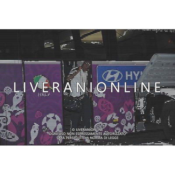 GDANSK 10.06.2012 REPREZENTACJA WLOCH PRZYJECHALA NA LOTNISKO W GDANSKU PO MECZU Z HISZPANIA W RAMACH EURO2012 NA LOTNISKU PO PRZEJSCIU ZA BRAMKE GIANLUIGI BUFFON ZOSTAL PRZESZUKANY N Z EMANUELE GIACCHERINI MARCIN GADOMSKI/NEWSPIX.PL GDANSK 10.06.2012 THE ITALIAN NATIONAL TEAM CAME TO THE AIRPORT IN GDANSK AFTER THE MATCH WITH SPAIN --- Newspix.pl ITALIA CALCIO DI RITORNO IN AEREOPORTO DOPO LA SFIDA CON LA SPAGNA *** Local Caption *** .