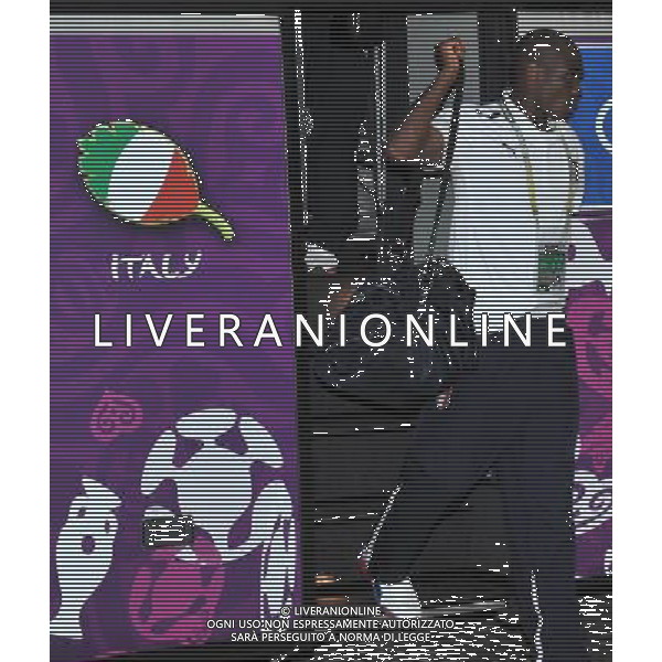 GDANSK 10.06.2012 REPREZENTACJA WLOCH PRZYJECHALA NA LOTNISKO W GDANSKU PO MECZU Z HISZPANIA W RAMACH EURO2012 NA LOTNISKU PO PRZEJSCIU ZA BRAMKE GIANLUIGI BUFFON ZOSTAL PRZESZUKANY N Z EMANUELE GIACCHERINI MARCIN GADOMSKI/NEWSPIX.PL GDANSK 10.06.2012 THE ITALIAN NATIONAL TEAM CAME TO THE AIRPORT IN GDANSK AFTER THE MATCH WITH SPAIN --- Newspix.pl ITALIA CALCIO DI RITORNO IN AEROPORTO DOPO LA SFIDA CON LA SPAGNA *** Local Caption *** .