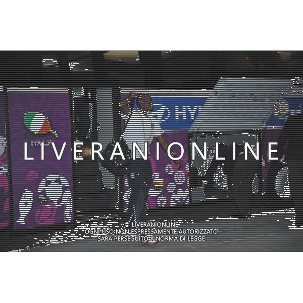 GDANSK 10.06.2012 REPREZENTACJA WLOCH PRZYJECHALA NA LOTNISKO W GDANSKU PO MECZU Z HISZPANIA W RAMACH EURO2012 NA LOTNISKU PO PRZEJSCIU ZA BRAMKE GIANLUIGI BUFFON ZOSTAL PRZESZUKANY N Z EMANUELE GIACCHERINI MARCIN GADOMSKI/NEWSPIX.PL GDANSK 10.06.2012 THE ITALIAN NATIONAL TEAM CAME TO THE AIRPORT IN GDANSK AFTER THE MATCH WITH SPAIN --- Newspix.pl ITALIA CALCIO DI RITORNO IN AEREOPORTO DOPO LA SFIDA CON LA SPAGNA *** Local Caption *** .