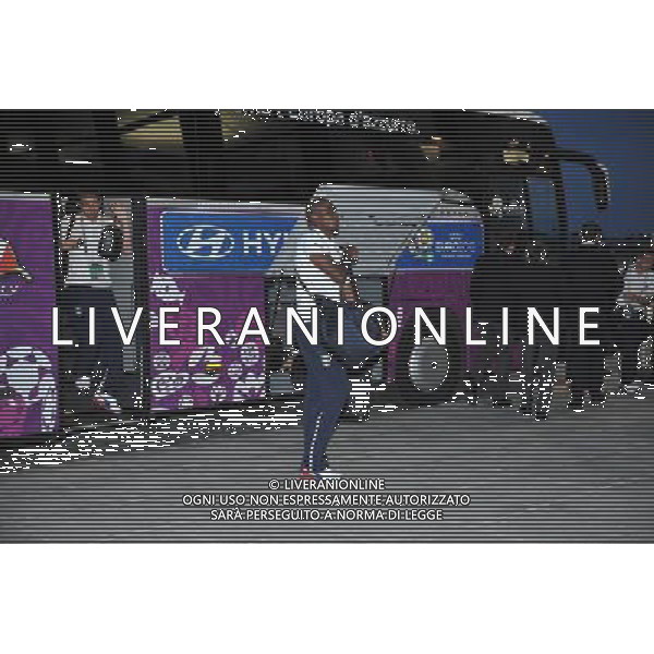 GDANSK 10.06.2012 REPREZENTACJA WLOCH PRZYJECHALA NA LOTNISKO W GDANSKU PO MECZU Z HISZPANIA W RAMACH EURO2012 NA LOTNISKU PO PRZEJSCIU ZA BRAMKE GIANLUIGI BUFFON ZOSTAL PRZESZUKANY N Z EMANUELE GIACCHERINI MARCIN GADOMSKI/NEWSPIX.PL GDANSK 10.06.2012 THE ITALIAN NATIONAL TEAM CAME TO THE AIRPORT IN GDANSK AFTER THE MATCH WITH SPAIN --- Newspix.pl ITALIA CALCIO DI RITORNO IN AEREOPORTO DOPO LA SFIDA CON LA SPAGNA *** Local Caption *** .