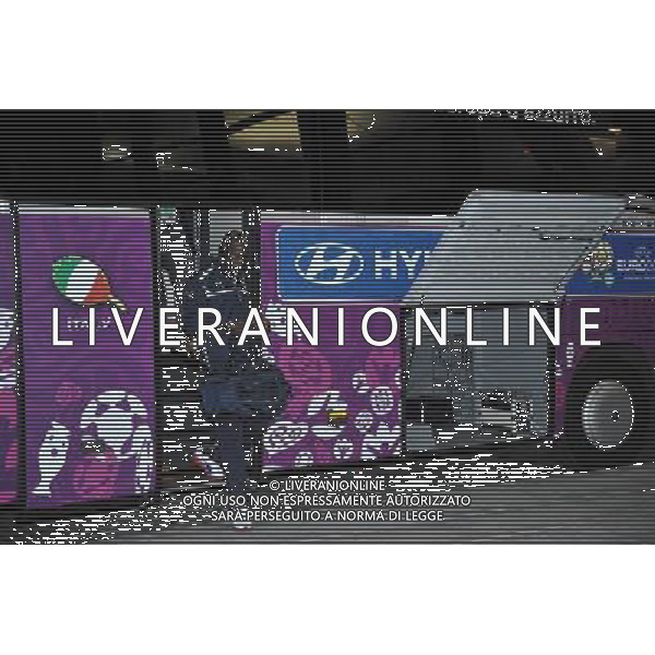 GDANSK 10.06.2012 REPREZENTACJA WLOCH PRZYJECHALA NA LOTNISKO W GDANSKU PO MECZU Z HISZPANIA W RAMACH EURO2012 NA LOTNISKU PO PRZEJSCIU ZA BRAMKE GIANLUIGI BUFFON ZOSTAL PRZESZUKANY N Z MARIO BALOTELLI MARCIN GADOMSKI/NEWSPIX.PL GDANSK 10.06.2012 THE ITALIAN NATIONAL TEAM CAME TO THE AIRPORT IN GDANSK AFTER THE MATCH WITH SPAIN --- Newspix.pl ITALIA CALCIO DI RITORNO IN AEROPORTO DOPO LA SFIDA CON LA SPAGNA *** Local Caption *** .