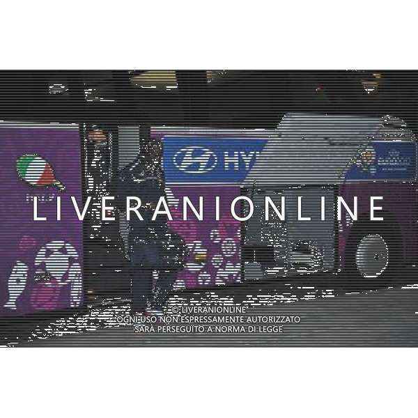 GDANSK 10.06.2012 REPREZENTACJA WLOCH PRZYJECHALA NA LOTNISKO W GDANSKU PO MECZU Z HISZPANIA W RAMACH EURO2012 NA LOTNISKU PO PRZEJSCIU ZA BRAMKE GIANLUIGI BUFFON ZOSTAL PRZESZUKANY N Z MARIO BALOTELLI MARCIN GADOMSKI/NEWSPIX.PL GDANSK 10.06.2012 THE ITALIAN NATIONAL TEAM CAME TO THE AIRPORT IN GDANSK AFTER THE MATCH WITH SPAIN --- Newspix.pl ITALIA CALCIO DI RITORNO IN AEROPORTO DOPO LA SFIDA CON LA SPAGNA *** Local Caption *** .