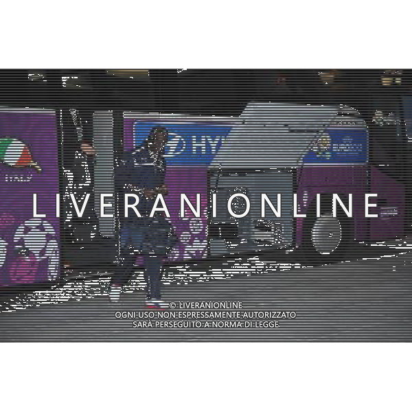 GDANSK 10.06.2012 REPREZENTACJA WLOCH PRZYJECHALA NA LOTNISKO W GDANSKU PO MECZU Z HISZPANIA W RAMACH EURO2012 NA LOTNISKU PO PRZEJSCIU ZA BRAMKE GIANLUIGI BUFFON ZOSTAL PRZESZUKANY N Z MARIO BALOTELLI MARCIN GADOMSKI/NEWSPIX.PL GDANSK 10.06.2012 THE ITALIAN NATIONAL TEAM CAME TO THE AIRPORT IN GDANSK AFTER THE MATCH WITH SPAIN --- Newspix.pl ITALIA CALCIO DI RITORNO IN AEROPORTO DOPO LA SFIDA CON LA SPAGNA *** Local Caption *** .