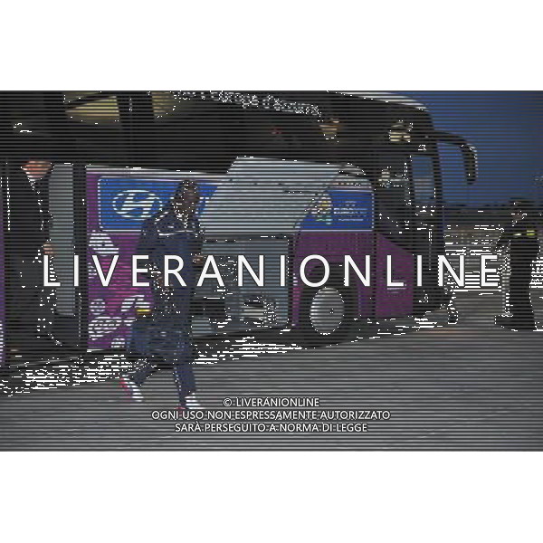 GDANSK 10.06.2012 REPREZENTACJA WLOCH PRZYJECHALA NA LOTNISKO W GDANSKU PO MECZU Z HISZPANIA W RAMACH EURO2012 NA LOTNISKU PO PRZEJSCIU ZA BRAMKE GIANLUIGI BUFFON ZOSTAL PRZESZUKANY N Z MARIO BALOTELLI MARCIN GADOMSKI/NEWSPIX.PL GDANSK 10.06.2012 THE ITALIAN NATIONAL TEAM CAME TO THE AIRPORT IN GDANSK AFTER THE MATCH WITH SPAIN --- Newspix.pl ITALIA CALCIO DI RITORNO IN AEROPORTO DOPO LA SFIDA CON LA SPAGNA *** Local Caption *** .