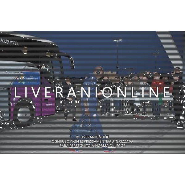 GDANSK 10.06.2012 REPREZENTACJA WLOCH PRZYJECHALA NA LOTNISKO W GDANSKU PO MECZU Z HISZPANIA W RAMACH EURO2012 NA LOTNISKU PO PRZEJSCIU ZA BRAMKE GIANLUIGI BUFFON ZOSTAL PRZESZUKANY N Z MARIO BALOTELLI MARCIN GADOMSKI/NEWSPIX.PL GDANSK 10.06.2012 THE ITALIAN NATIONAL TEAM CAME TO THE AIRPORT IN GDANSK AFTER THE MATCH WITH SPAIN --- Newspix.pl ITALIA CALCIO DI RITORNO IN AEREOPORTO DOPO LA SFIDA CON LA SPAGNA *** Local Caption *** .