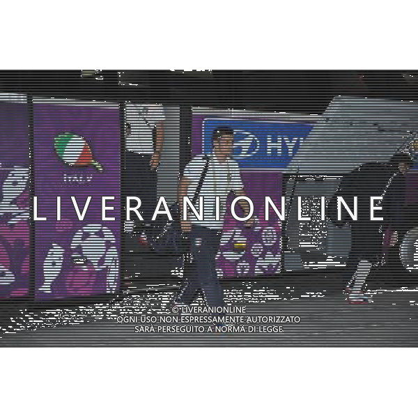 GDANSK 10.06.2012 REPREZENTACJA WLOCH PRZYJECHALA NA LOTNISKO W GDANSKU PO MECZU Z HISZPANIA W RAMACH EURO2012 NA LOTNISKU PO PRZEJSCIU ZA BRAMKE GIANLUIGI BUFFON ZOSTAL PRZESZUKANY N Z MARCIN GADOMSKI/NEWSPIX.PL GDANSK 10.06.2012 THE ITALIAN NATIONAL TEAM CAME TO THE AIRPORT IN GDANSK AFTER THE MATCH WITH SPAIN --- Newspix.pl ITALIA CALCIO DI RITORNO IN AEREOPORTO DOPO LA SFIDA CON LA SPAGNA *** Local Caption *** .