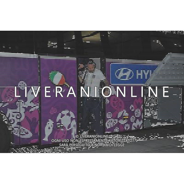 GDANSK 10.06.2012 REPREZENTACJA WLOCH PRZYJECHALA NA LOTNISKO W GDANSKU PO MECZU Z HISZPANIA W RAMACH EURO2012 NA LOTNISKU PO PRZEJSCIU ZA BRAMKE GIANLUIGI BUFFON ZOSTAL PRZESZUKANY N Z Daniele De Rossi MARCIN GADOMSKI/NEWSPIX.PL GDANSK 10.06.2012 THE ITALIAN NATIONAL TEAM CAME TO THE AIRPORT IN GDANSK AFTER THE MATCH WITH SPAIN --- Newspix.pl ITALIA CALCIO DI RITORNO IN AEROPORTO DOPO LA SFIDA CON LA SPAGNA *** Local Caption *** .