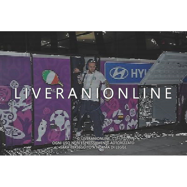 GDANSK 10.06.2012 REPREZENTACJA WLOCH PRZYJECHALA NA LOTNISKO W GDANSKU PO MECZU Z HISZPANIA W RAMACH EURO2012 NA LOTNISKU PO PRZEJSCIU ZA BRAMKE GIANLUIGI BUFFON ZOSTAL PRZESZUKANY N Z Daniele De Rossi MARCIN GADOMSKI/NEWSPIX.PL GDANSK 10.06.2012 THE ITALIAN NATIONAL TEAM CAME TO THE AIRPORT IN GDANSK AFTER THE MATCH WITH SPAIN --- Newspix.pl ITALIA CALCIO DI RITORNO IN AEROPORTO DOPO LA SFIDA CON LA SPAGNA *** Local Caption *** .