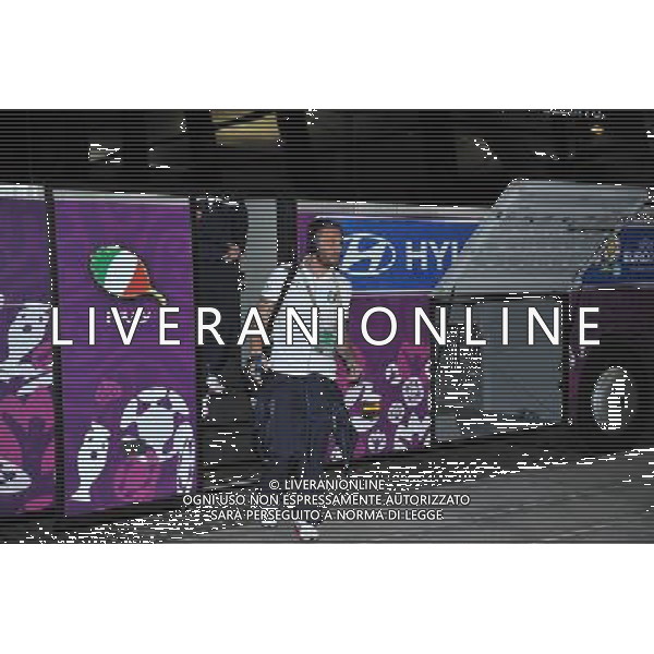 GDANSK 10.06.2012 REPREZENTACJA WLOCH PRZYJECHALA NA LOTNISKO W GDANSKU PO MECZU Z HISZPANIA W RAMACH EURO2012 NA LOTNISKU PO PRZEJSCIU ZA BRAMKE GIANLUIGI BUFFON ZOSTAL PRZESZUKANY N Z Daniele De Rossi MARCIN GADOMSKI/NEWSPIX.PL GDANSK 10.06.2012 THE ITALIAN NATIONAL TEAM CAME TO THE AIRPORT IN GDANSK AFTER THE MATCH WITH SPAIN --- Newspix.pl ITALIA CALCIO DI RITORNO IN AEROPORTO DOPO LA SFIDA CON LA SPAGNA *** Local Caption *** .