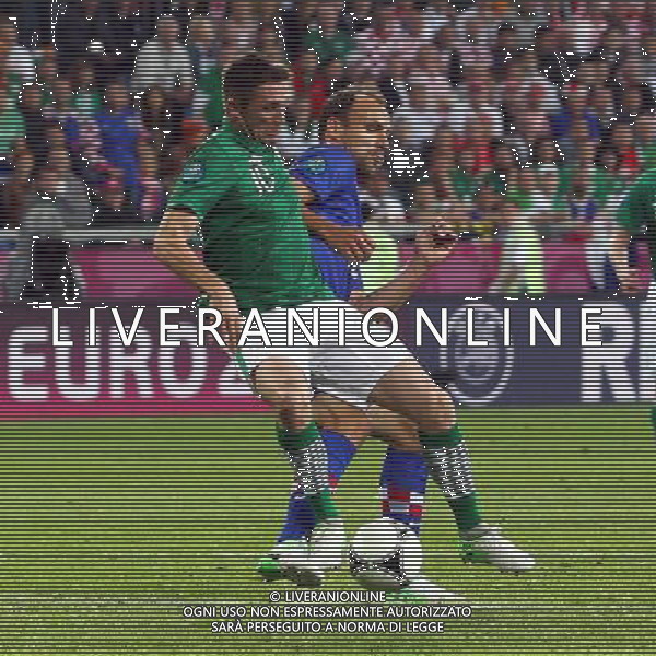 10.06.2012 POZNAN - STADION MIEJSKI ( POZNAN POLAND MUNICIPIAL STADIUM) PILKA NOZNA (FOOTBALL ) MISTRZOSTWA EUROPY W PILCE NOZNEJ UEFA EURO 2012 ( EUROPEAN CHAPIONSHIPS UEFA EURO 2012 ) GRUPA C ( POOL C ) MECZ IRLANDIA - CHORWACJA ( GAME REPUBLIC OF IRELAND - CROATIA) NZ/: ROBBIE KEANE (L) (IRL) , GORDON SCHILDENFELD (P) (CRO) FAUL FOTO JAKUB PIASECKI/CYFRASPORT/NEWSPIX.PL --- Newspix.pl irlanda croazia -AG ALDO LIVERANI SAS - ITALY ONLY - *** Local Caption *** .