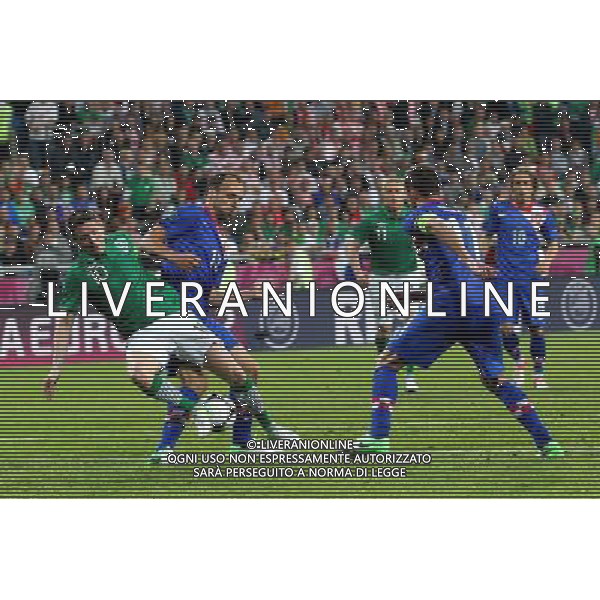 10.06.2012 POZNAN - STADION MIEJSKI ( POZNAN POLAND MUNICIPIAL STADIUM) PILKA NOZNA (FOOTBALL ) MISTRZOSTWA EUROPY W PILCE NOZNEJ UEFA EURO 2012 ( EUROPEAN CHAPIONSHIPS UEFA EURO 2012 ) GRUPA C ( POOL C ) MECZ IRLANDIA - CHORWACJA ( GAME REPUBLIC OF IRELAND - CROATIA) NZ/: ROBBIE KEANE (L) (IRL) , GORDON SCHILDENFELD (S) DARIJO SRNA (CRO) FAUL FOTO JAKUB PIASECKI/CYFRASPORT/NEWSPIX.PL --- Newspix.pl irlanda croazia -AG ALDO LIVERANI SAS - ITALY ONLY - *** Local Caption *** .