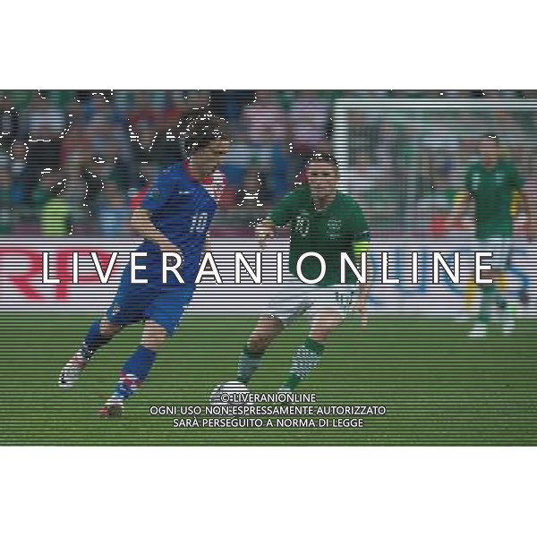 10.06.2012. POZNAN POLSKA, STADION MIEJSKI (MUNICIPAL STADUIM). (UEFA EURO 2012 POLAND UKRAINE) MISTRZOSTWA EUROPY W PILCE NOZNEJ. MECZ IRLANDIA - CHORWACJA GRUPA C (GAME MATCH THE REPUBLIC OF IRELAND - CROATIA POOL C). NZ/ LUKA MODRIC, ROBBIE KEANE FOT. JAKUB KACZMARCZYK / PRESSFOCUS NEWSPIXPL --- Newspix.pl irlanda croazia -AG ALDO LIVERANI SAS - ITALY ONLY - *** Local Caption *** .