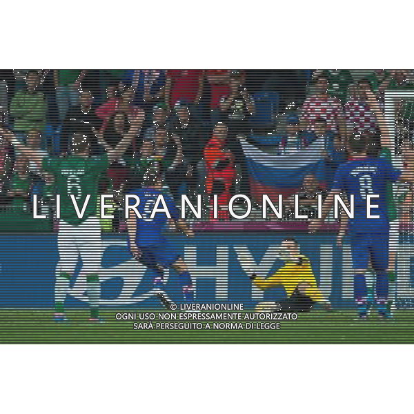10.06.2012. POZNAN POLSKA, STADION MIEJSKI (MUNICIPAL STADUIM). (UEFA EURO 2012 POLAND UKRAINE) MISTRZOSTWA EUROPY W PILCE NOZNEJ. MECZ IRLANDIA - CHORWACJA GRUPA C (GAME MATCH THE REPUBLIC OF IRELAND - CROATIA POOL C). NZ/ GLENN WHELAN, BRAMKA GOL RADOSC GOAL NIKICA JELAVIC, SHAY GIVEN, OGNJEN VUKOJEVIC FOT. JAKUB KACZMARCZYK / PRESSFOCUS NEWSPIXPL --- Newspix.pl irlanda croazia -AG ALDO LIVERANI SAS - ITALY ONLY - *** Local Caption *** .