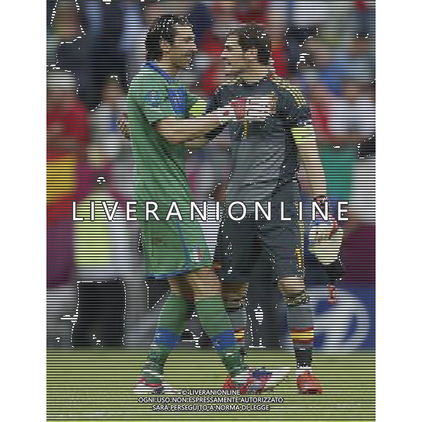 GDANSK 10/06/2012 ARENA GDANSK EURO 2012 PILKA NOZNA MECZ HISZPANIA WLOCHY FOOTBALL EURO 2012 MATCH SPAIN ITALY N/Z (L) GIANLUIGI BUFFON IKER CASILLAS FOTO KAMIL KRASZEWSKI APPA/NEWSPIX.PL --- Newspix.pl -AG ALDO LIVERANI SAS - ITALY ONLY - *** Local Caption *** .