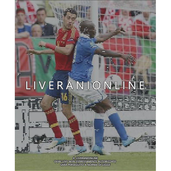 GDANSK 10/06/2012 ARENA GDANSK EURO 2012 PILKA NOZNA MECZ HISZPANIA WLOCHY FOOTBALL EURO 2012 MATCH SPAIN ITALY N/Z (L) SERGIO BUSQUETS MARIO BALOTELLI FOTO KAMIL KRASZEWSKI APPA/NEWSPIX.PL --- Newspix.pl -AG ALDO LIVERANI SAS - ITALY ONLY - *** Local Caption *** .