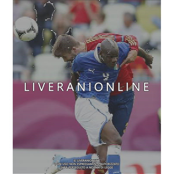 GDANSK 10/06/2012 ARENA GDANSK EURO 2012 PILKA NOZNA MECZ HISZPANIA WLOCHY FOOTBALL EURO 2012 MATCH SPAIN ITALY N/Z (L) GERARD PIQUE MARIO BALOTELLI FOTO KAMIL KRASZEWSKI APPA/NEWSPIX.PL --- Newspix.pl -AG ALDO LIVERANI SAS - ITALY ONLY - *** Local Caption *** .