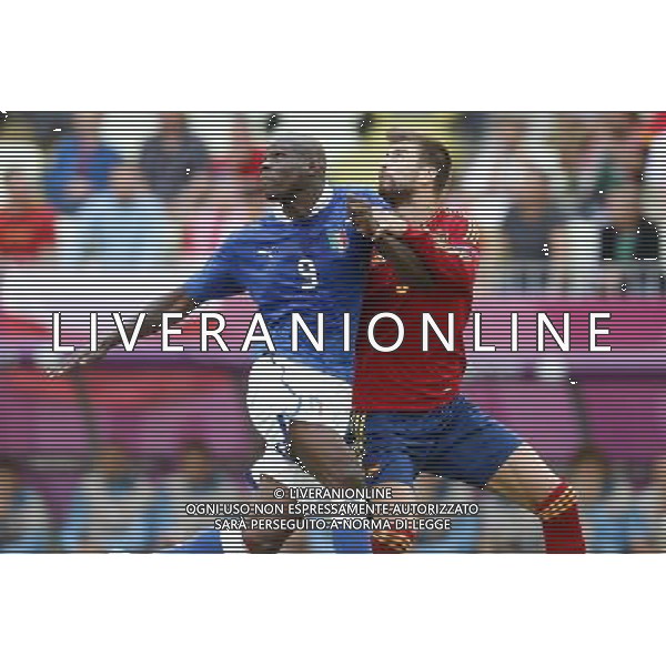 GDANSK 10/06/2012 ARENA GDANSK EURO 2012 PILKA NOZNA MECZ HISZPANIA WLOCHY FOOTBALL EURO 2012 MATCH SPAIN ITALY N/Z (L) MARIO BALOTELLI GERARD PIQUE FOTO KAMIL KRASZEWSKI APPA/NEWSPIX.PL --- Newspix.pl -AG ALDO LIVERANI SAS - ITALY ONLY - *** Local Caption *** .