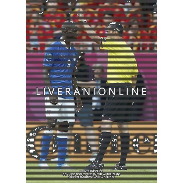 GDANSK 10/06/2012 ARENA GDANSK EURO 2012 PILKA NOZNA MECZ HISZPANIA WLOCHY FOOTBALL EURO 2012 MATCH SPAIN ITALY N/Z (L) MARIO BALOTELLI VIKTOR KASSAI FOTO KAMIL KRASZEWSKI APPA/NEWSPIX.PL --- Newspix.pl -AG ALDO LIVERANI SAS - ITALY ONLY - *** Local Caption *** .