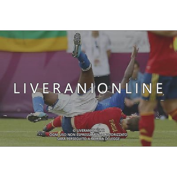 GDANSK 10/06/2012 ARENA GDANSK EURO 2012 PILKA NOZNA MECZ HISZPANIA WLOCHY FOOTBALL EURO 2012 MATCH SPAIN ITALY N/Z (L) MARIO BALOTELLI GERARD PIQUE FOTO KAMIL KRASZEWSKI APPA/NEWSPIX.PL --- Newspix.pl -AG ALDO LIVERANI SAS - ITALY ONLY - *** Local Caption *** .