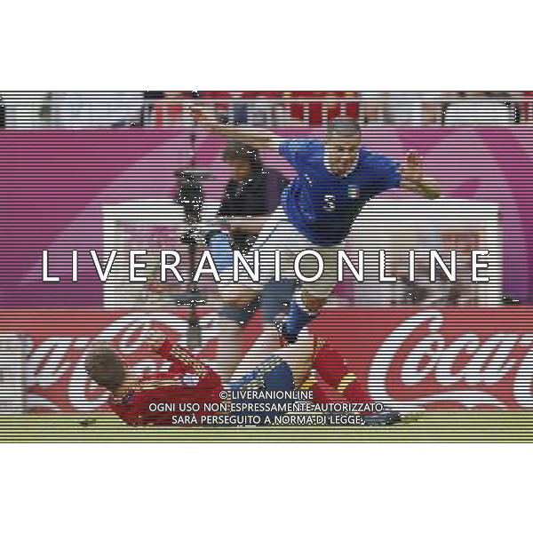 GDANSK 10/06/2012 ARENA GDANSK EURO 2012 PILKA NOZNA MECZ HISZPANIA WLOCHY FOOTBALL EURO 2012 MATCH SPAIN ITALY N/Z (L) GERARD PIQUE THIAGO MOTTA FOTO KAMIL KRASZEWSKI APPA/NEWSPIX.PL --- Newspix.pl -AG ALDO LIVERANI SAS - ITALY ONLY - *** Local Caption *** .