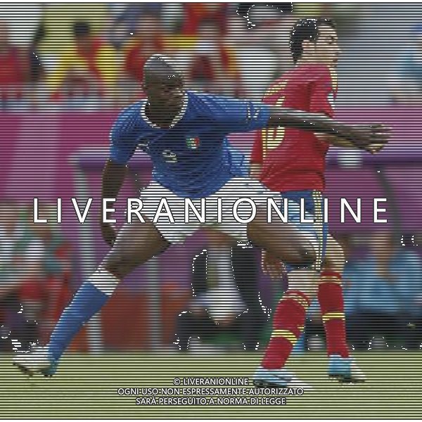 GDANSK 10/06/2012 ARENA GDANSK EURO 2012 PILKA NOZNA MECZ HISZPANIA WLOCHY FOOTBALL EURO 2012 MATCH SPAIN ITALY N/Z (L) MARIO BALOTELLI SERGIO BUSQUETS FOTO KAMIL KRASZEWSKI APPA/NEWSPIX.PL --- Newspix.pl -AG ALDO LIVERANI SAS - ITALY ONLY - *** Local Caption *** .