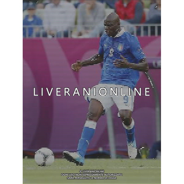 GDANSK 10/06/2012 ARENA GDANSK EURO 2012 PILKA NOZNA MECZ HISZPANIA WLOCHY FOOTBALL EURO 2012 MATCH SPAIN ITALY N/Z (L) MARIO BALOTELLI FOTO KAMIL KRASZEWSKI APPA/NEWSPIX.PL --- Newspix.pl -AG ALDO LIVERANI SAS - ITALY ONLY - *** Local Caption *** .