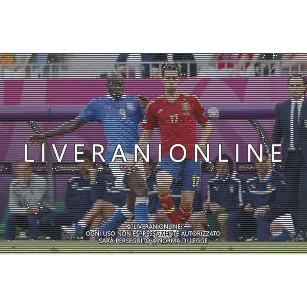 GDANSK 10/06/2012 ARENA GDANSK EURO 2012 PILKA NOZNA MECZ HISZPANIA WLOCHY FOOTBALL EURO 2012 MATCH SPAIN ITALY N/Z (L) MARIO BALOTELLI SERGIO BUSQUETS FOTO KAMIL KRASZEWSKI APPA/NEWSPIX.PL --- Newspix.pl -AG ALDO LIVERANI SAS - ITALY ONLY - *** Local Caption *** .