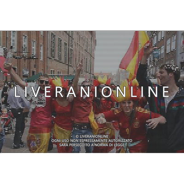 10.06.2012 GDANSK - ARENA GDANSK ( GDANSK POLAND ARENA GDANSK STADIUM STADIUM) PILKA NOZNA (FOOTBALL ) MISTRZOSTWA EUROPY W PILCE NOZNEJ UEFA EURO 2012 ( EUROPEAN CHAPIONSHIPS UEFA EURO 2012 ) GRUPA C ( POOL C) MECZ HISZPANIA - WLOCHY ( GAME SPAIN - ITALY ) KIBICE NA ULICACH GDANSKA PRZED MECZEM FOTO MATEUSZ TRZUSKOWSKI/CYFRASPORT/NEWSPIX.PL --- Newspix.pl -AG ALDO LIVERANI SAS - ITALY ONLY - *** Local Caption *** .