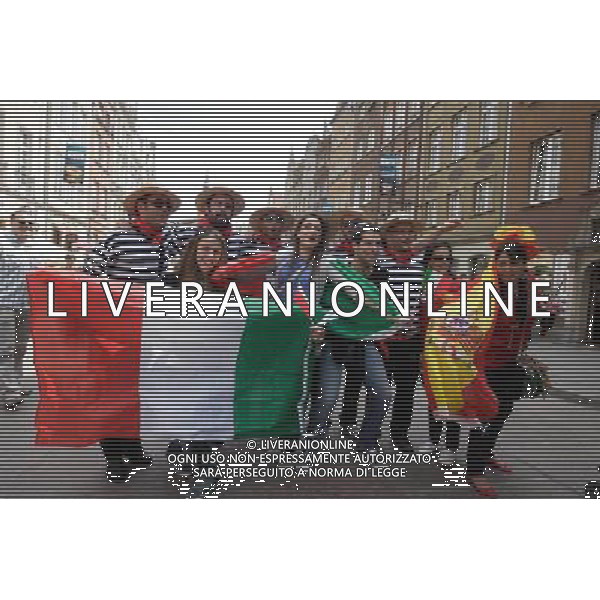 GDANSK 10.06.2012 STARE MIASTO WLOSCY I HISZPANSCY KIBICE SPIEWAJA TANCZA I PIJA DUZE ILOSCI ALKOHOLU NA GDANSKICH ULICACH PRZYGOTOWUJAC SIE DO MECZU FOT MICHAL FLUDRA / NEWSPIX.PL Italian AND sPANISH football fans on the Gdansk city streets Italian AND sPANISH football fans on the Gdansk city streets EURO FOOTBALL 2012 POLAND BEFORE MATCH SPAIN vs ITALY --- Newspix.pl -AG ALDO LIVERANI SAS - ITALY ONLY - *** Local Caption *** .