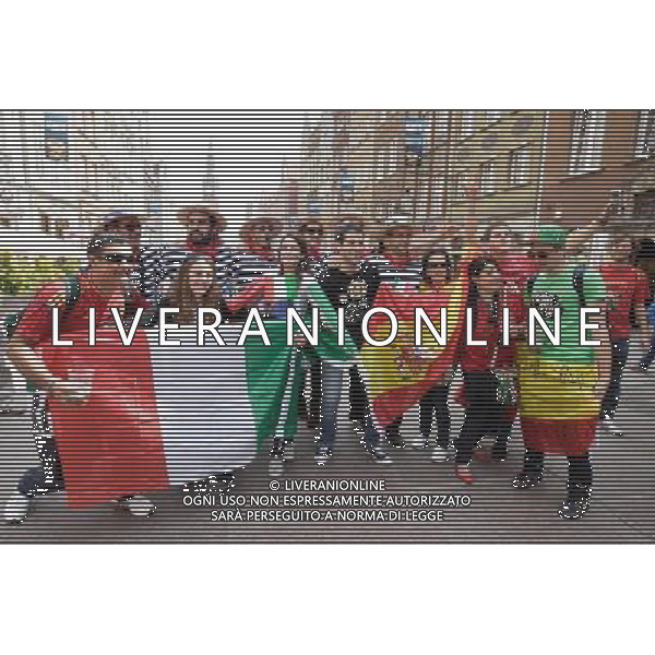 GDANSK 10.06.2012 STARE MIASTO WLOSCY I HISZPANSCY KIBICE SPIEWAJA TANCZA I PIJA DUZE ILOSCI ALKOHOLU NA GDANSKICH ULICACH PRZYGOTOWUJAC SIE DO MECZU FOT MICHAL FLUDRA / NEWSPIX.PL Italian AND sPANISH football fans on the Gdansk city streets Italian AND sPANISH football fans on the Gdansk city streets EURO FOOTBALL 2012 POLAND BEFORE MATCH SPAIN vs ITALY --- Newspix.pl -AG ALDO LIVERANI SAS - ITALY ONLY - *** Local Caption *** .