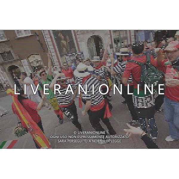 GDANSK 10.06.2012 STARE MIASTO WLOSCY I HISZPANSCY KIBICE SPIEWAJA TANCZA I PIJA DUZE ILOSCI ALKOHOLU NA GDANSKICH ULICACH PRZYGOTOWUJAC SIE DO MECZU FOT MICHAL FLUDRA / NEWSPIX.PL Italian AND sPANISH football fans on the Gdansk city streets Italian AND sPANISH football fans on the Gdansk city streets EURO FOOTBALL 2012 POLAND BEFORE MATCH SPAIN vs ITALY --- Newspix.pl -AG ALDO LIVERANI SAS - ITALY ONLY - *** Local Caption *** .