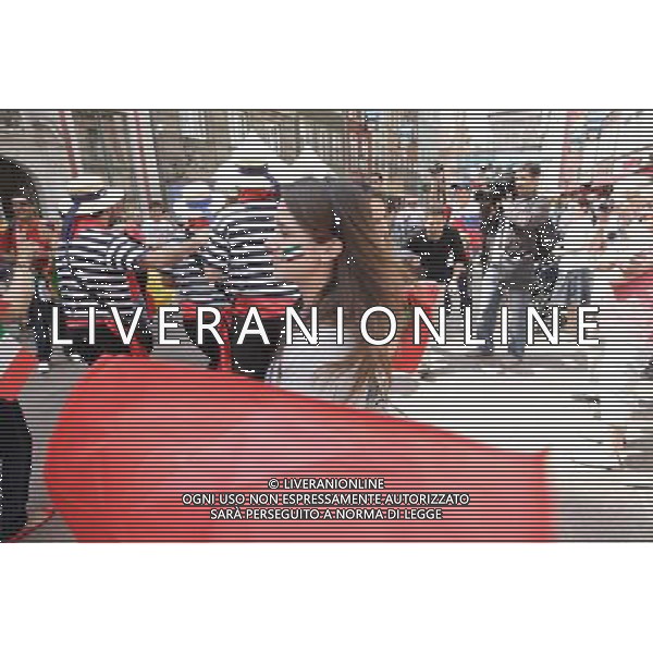 GDANSK 10.06.2012 STARE MIASTO WLOSCY I HISZPANSCY KIBICE SPIEWAJA TANCZA I PIJA DUZE ILOSCI ALKOHOLU NA GDANSKICH ULICACH PRZYGOTOWUJAC SIE DO MECZU FOT MICHAL FLUDRA / NEWSPIX.PL Italian AND sPANISH football fans on the Gdansk city streets Italian AND sPANISH football fans on the Gdansk city streets EURO FOOTBALL 2012 POLAND BEFORE MATCH SPAIN vs ITALY --- Newspix.pl -AG ALDO LIVERANI SAS - ITALY ONLY - *** Local Caption *** .