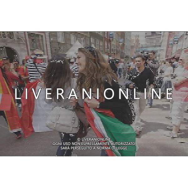 GDANSK 10.06.2012 STARE MIASTO WLOSCY I HISZPANSCY KIBICE SPIEWAJA TANCZA I PIJA DUZE ILOSCI ALKOHOLU NA GDANSKICH ULICACH PRZYGOTOWUJAC SIE DO MECZU FOT MICHAL FLUDRA / NEWSPIX.PL Italian AND sPANISH football fans on the Gdansk city streets Italian AND sPANISH football fans on the Gdansk city streets EURO FOOTBALL 2012 POLAND BEFORE MATCH SPAIN vs ITALY --- Newspix.pl -AG ALDO LIVERANI SAS - ITALY ONLY - *** Local Caption *** .