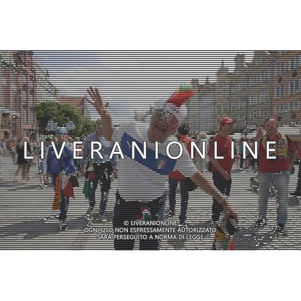 GDANSK 10.06.2012 STARE MIASTO WLOSCY I HISZPANSCY KIBICE SPIEWAJA TANCZA I PIJA DUZE ILOSCI ALKOHOLU NA GDANSKICH ULICACH PRZYGOTOWUJAC SIE DO MECZU FOT MICHAL FLUDRA / NEWSPIX.PL Italian AND sPANISH football fans on the Gdansk city streets Italian AND sPANISH football fans on the Gdansk city streets EURO FOOTBALL 2012 POLAND BEFORE MATCH SPAIN vs ITALY --- Newspix.pl -AG ALDO LIVERANI SAS - ITALY ONLY - *** Local Caption *** .