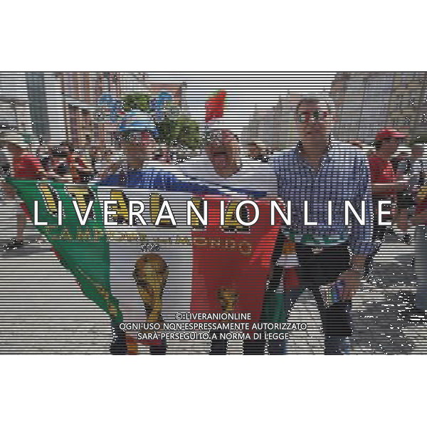 GDANSK 10.06.2012 STARE MIASTO WLOSCY I HISZPANSCY KIBICE SPIEWAJA TANCZA I PIJA DUZE ILOSCI ALKOHOLU NA GDANSKICH ULICACH PRZYGOTOWUJAC SIE DO MECZU FOT MICHAL FLUDRA / NEWSPIX.PL Italian AND sPANISH football fans on the Gdansk city streets Italian AND sPANISH football fans on the Gdansk city streets EURO FOOTBALL 2012 POLAND BEFORE MATCH SPAIN vs ITALY --- Newspix.pl -AG ALDO LIVERANI SAS - ITALY ONLY - *** Local Caption *** .