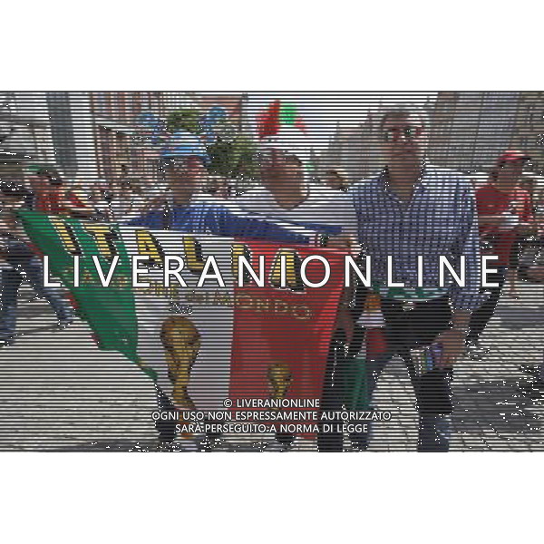 GDANSK 10.06.2012 STARE MIASTO WLOSCY I HISZPANSCY KIBICE SPIEWAJA TANCZA I PIJA DUZE ILOSCI ALKOHOLU NA GDANSKICH ULICACH PRZYGOTOWUJAC SIE DO MECZU FOT MICHAL FLUDRA / NEWSPIX.PL Italian AND sPANISH football fans on the Gdansk city streets Italian AND sPANISH football fans on the Gdansk city streets EURO FOOTBALL 2012 POLAND BEFORE MATCH SPAIN vs ITALY --- Newspix.pl -AG ALDO LIVERANI SAS - ITALY ONLY - *** Local Caption *** .