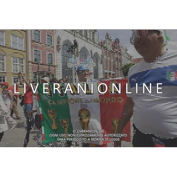 GDANSK 10.06.2012 STARE MIASTO WLOSCY I HISZPANSCY KIBICE SPIEWAJA TANCZA I PIJA DUZE ILOSCI ALKOHOLU NA GDANSKICH ULICACH PRZYGOTOWUJAC SIE DO MECZU FOT MICHAL FLUDRA / NEWSPIX.PL Italian AND sPANISH football fans on the Gdansk city streets Italian AND sPANISH football fans on the Gdansk city streets EURO FOOTBALL 2012 POLAND BEFORE MATCH SPAIN vs ITALY --- Newspix.pl -AG ALDO LIVERANI SAS - ITALY ONLY - *** Local Caption *** .