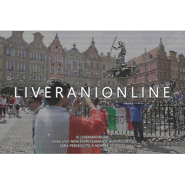 GDANSK 10.06.2012 STARE MIASTO WLOSCY I HISZPANSCY KIBICE SPIEWAJA TANCZA I PIJA DUZE ILOSCI ALKOHOLU NA GDANSKICH ULICACH PRZYGOTOWUJAC SIE DO MECZU FOT MICHAL FLUDRA / NEWSPIX.PL Italian AND sPANISH football fans on the Gdansk city streets Italian AND sPANISH football fans on the Gdansk city streets EURO FOOTBALL 2012 POLAND BEFORE MATCH SPAIN vs ITALY --- Newspix.pl -AG ALDO LIVERANI SAS - ITALY ONLY - *** Local Caption *** .