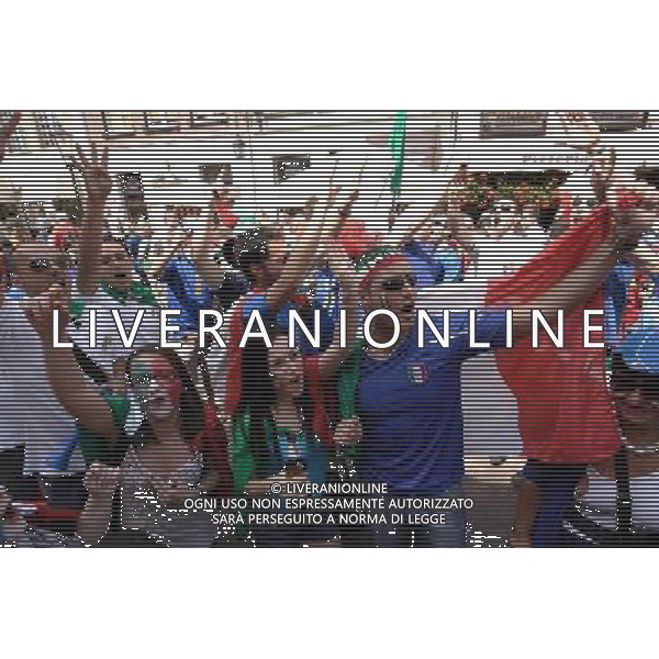 GDANSK 10.06.2012 STARE MIASTO WLOSCY I HISZPANSCY KIBICE SPIEWAJA TANCZA I PIJA DUZE ILOSCI ALKOHOLU NA GDANSKICH ULICACH PRZYGOTOWUJAC SIE DO MECZU FOT MICHAL FLUDRA / NEWSPIX.PL Italian AND sPANISH football fans on the Gdansk city streets Italian AND sPANISH football fans on the Gdansk city streets EURO FOOTBALL 2012 POLAND BEFORE MATCH SPAIN vs ITALY --- Newspix.pl -AG ALDO LIVERANI SAS - ITALY ONLY - *** Local Caption *** .