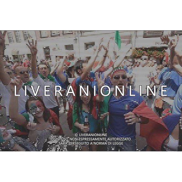 GDANSK 10.06.2012 STARE MIASTO WLOSCY I HISZPANSCY KIBICE SPIEWAJA TANCZA I PIJA DUZE ILOSCI ALKOHOLU NA GDANSKICH ULICACH PRZYGOTOWUJAC SIE DO MECZU FOT MICHAL FLUDRA / NEWSPIX.PL Italian AND sPANISH football fans on the Gdansk city streets Italian AND sPANISH football fans on the Gdansk city streets EURO FOOTBALL 2012 POLAND BEFORE MATCH SPAIN vs ITALY --- Newspix.pl -AG ALDO LIVERANI SAS - ITALY ONLY - *** Local Caption *** .