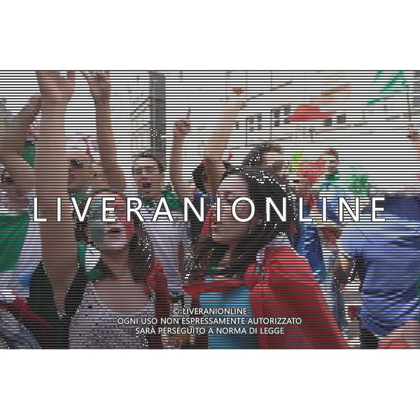 GDANSK 10.06.2012 STARE MIASTO WLOSCY I HISZPANSCY KIBICE SPIEWAJA TANCZA I PIJA DUZE ILOSCI ALKOHOLU NA GDANSKICH ULICACH PRZYGOTOWUJAC SIE DO MECZU FOT MICHAL FLUDRA / NEWSPIX.PL Italian AND sPANISH football fans on the Gdansk city streets Italian AND sPANISH football fans on the Gdansk city streets EURO FOOTBALL 2012 POLAND BEFORE MATCH SPAIN vs ITALY --- Newspix.pl -AG ALDO LIVERANI SAS - ITALY ONLY - *** Local Caption *** .