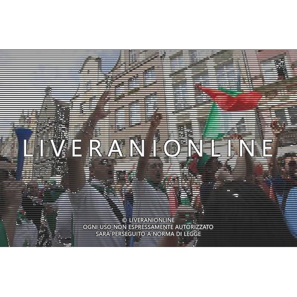 GDANSK 10.06.2012 STARE MIASTO WLOSCY I HISZPANSCY KIBICE SPIEWAJA TANCZA I PIJA DUZE ILOSCI ALKOHOLU NA GDANSKICH ULICACH PRZYGOTOWUJAC SIE DO MECZU FOT MICHAL FLUDRA / NEWSPIX.PL Italian AND sPANISH football fans on the Gdansk city streets Italian AND sPANISH football fans on the Gdansk city streets EURO FOOTBALL 2012 POLAND BEFORE MATCH SPAIN vs ITALY --- Newspix.pl -AG ALDO LIVERANI SAS - ITALY ONLY - *** Local Caption *** .