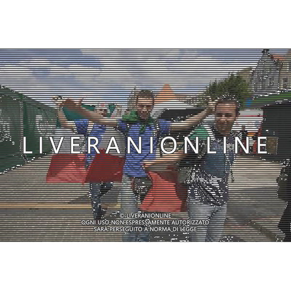 GDANSK 10.06.2012 STARE MIASTO WLOSCY I HISZPANSCY KIBICE SPIEWAJA TANCZA I PIJA DUZE ILOSCI ALKOHOLU NA GDANSKICH ULICACH PRZYGOTOWUJAC SIE DO MECZU FOT MICHAL FLUDRA / NEWSPIX.PL Italian AND sPANISH football fans on the Gdansk city streets Italian AND sPANISH football fans on the Gdansk city streets EURO FOOTBALL 2012 POLAND BEFORE MATCH SPAIN vs ITALY --- Newspix.pl -AG ALDO LIVERANI SAS - ITALY ONLY - *** Local Caption *** .