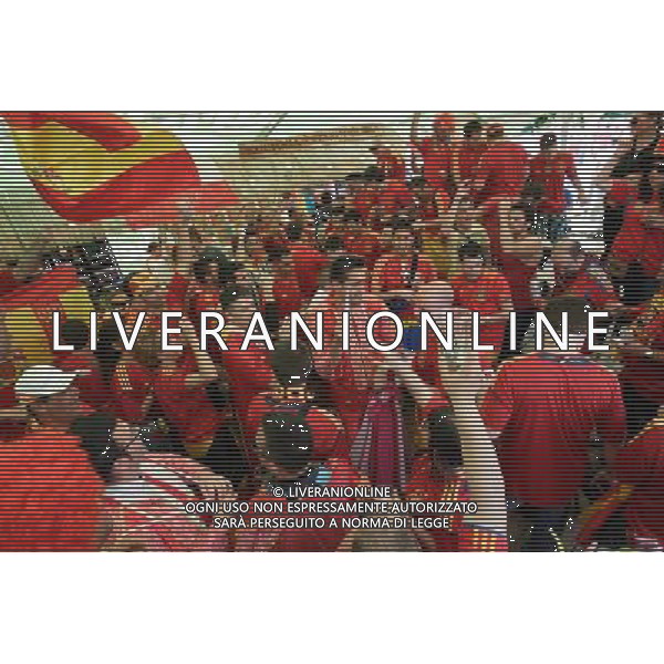 GDANSK 10.06.2012 STARE MIASTO WLOSCY I HISZPANSCY KIBICE SPIEWAJA TANCZA I PIJA DUZE ILOSCI ALKOHOLU NA GDANSKICH ULICACH PRZYGOTOWUJAC SIE DO MECZU FOT MICHAL FLUDRA / NEWSPIX.PL Italian AND sPANISH football fans on the Gdansk city streets Italian AND sPANISH football fans on the Gdansk city streets EURO FOOTBALL 2012 POLAND BEFORE MATCH SPAIN vs ITALY --- Newspix.pl -AG ALDO LIVERANI SAS - ITALY ONLY - *** Local Caption *** .