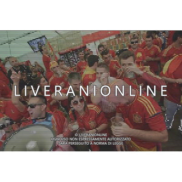 GDANSK 10.06.2012 STARE MIASTO WLOSCY I HISZPANSCY KIBICE SPIEWAJA TANCZA I PIJA DUZE ILOSCI ALKOHOLU NA GDANSKICH ULICACH PRZYGOTOWUJAC SIE DO MECZU FOT MICHAL FLUDRA / NEWSPIX.PL Italian AND sPANISH football fans on the Gdansk city streets Italian AND sPANISH football fans on the Gdansk city streets EURO FOOTBALL 2012 POLAND BEFORE MATCH SPAIN vs ITALY --- Newspix.pl -AG ALDO LIVERANI SAS - ITALY ONLY - *** Local Caption *** .