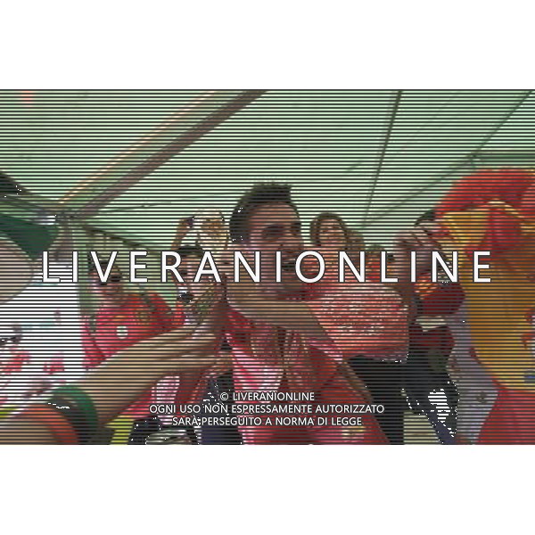 GDANSK 10.06.2012 STARE MIASTO WLOSCY I HISZPANSCY KIBICE SPIEWAJA TANCZA I PIJA DUZE ILOSCI ALKOHOLU NA GDANSKICH ULICACH PRZYGOTOWUJAC SIE DO MECZU FOT MICHAL FLUDRA / NEWSPIX.PL Italian AND sPANISH football fans on the Gdansk city streets Italian AND sPANISH football fans on the Gdansk city streets EURO FOOTBALL 2012 POLAND BEFORE MATCH SPAIN vs ITALY --- Newspix.pl -AG ALDO LIVERANI SAS - ITALY ONLY - *** Local Caption *** .