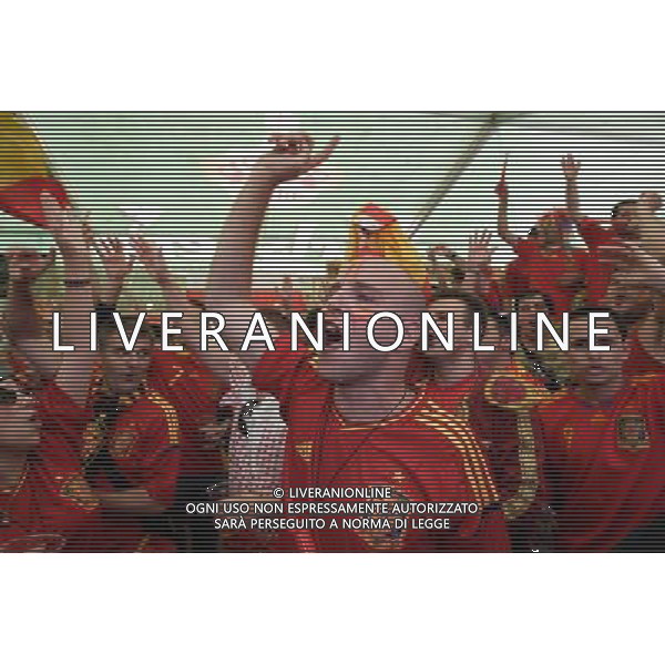 GDANSK 10.06.2012 STARE MIASTO WLOSCY I HISZPANSCY KIBICE SPIEWAJA TANCZA I PIJA DUZE ILOSCI ALKOHOLU NA GDANSKICH ULICACH PRZYGOTOWUJAC SIE DO MECZU FOT MICHAL FLUDRA / NEWSPIX.PL Italian AND sPANISH football fans on the Gdansk city streets Italian AND sPANISH football fans on the Gdansk city streets EURO FOOTBALL 2012 POLAND BEFORE MATCH SPAIN vs ITALY --- Newspix.pl -AG ALDO LIVERANI SAS - ITALY ONLY - *** Local Caption *** .