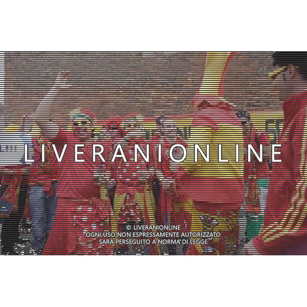 GDANSK 10.06.2012 STARE MIASTO WLOSCY I HISZPANSCY KIBICE SPIEWAJA TANCZA I PIJA DUZE ILOSCI ALKOHOLU NA GDANSKICH ULICACH PRZYGOTOWUJAC SIE DO MECZU FOT MICHAL FLUDRA / NEWSPIX.PL Italian AND sPANISH football fans on the Gdansk city streets Italian AND sPANISH football fans on the Gdansk city streets EURO FOOTBALL 2012 POLAND BEFORE MATCH SPAIN vs ITALY --- Newspix.pl -AG ALDO LIVERANI SAS - ITALY ONLY - *** Local Caption *** .